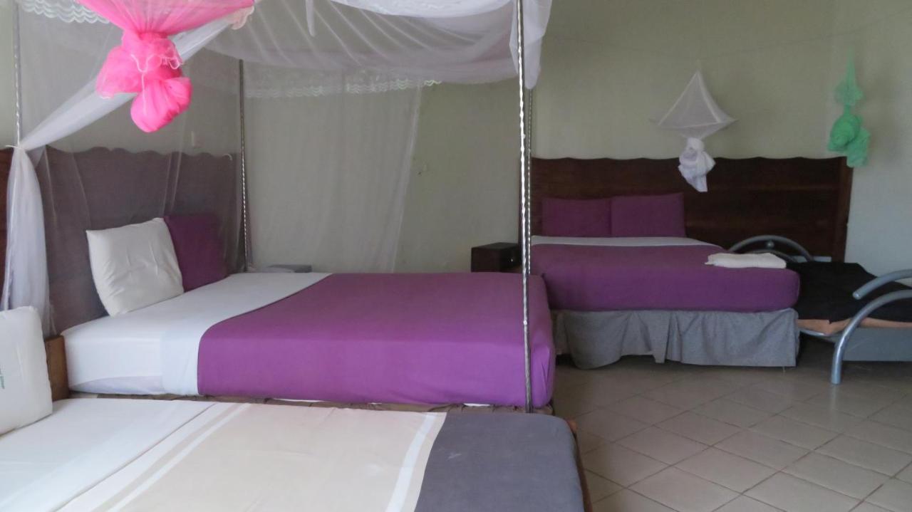 Global Village Hotel Pakwach Extérieur photo