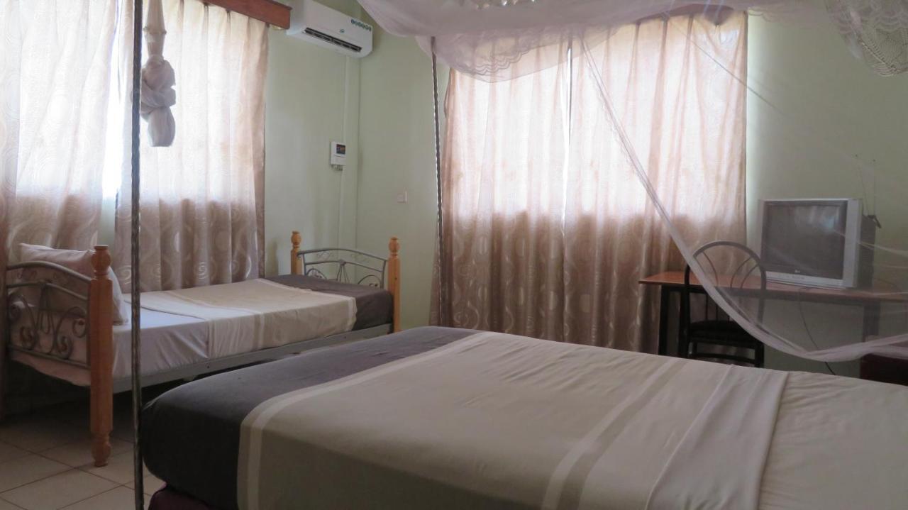 Global Village Hotel Pakwach Extérieur photo
