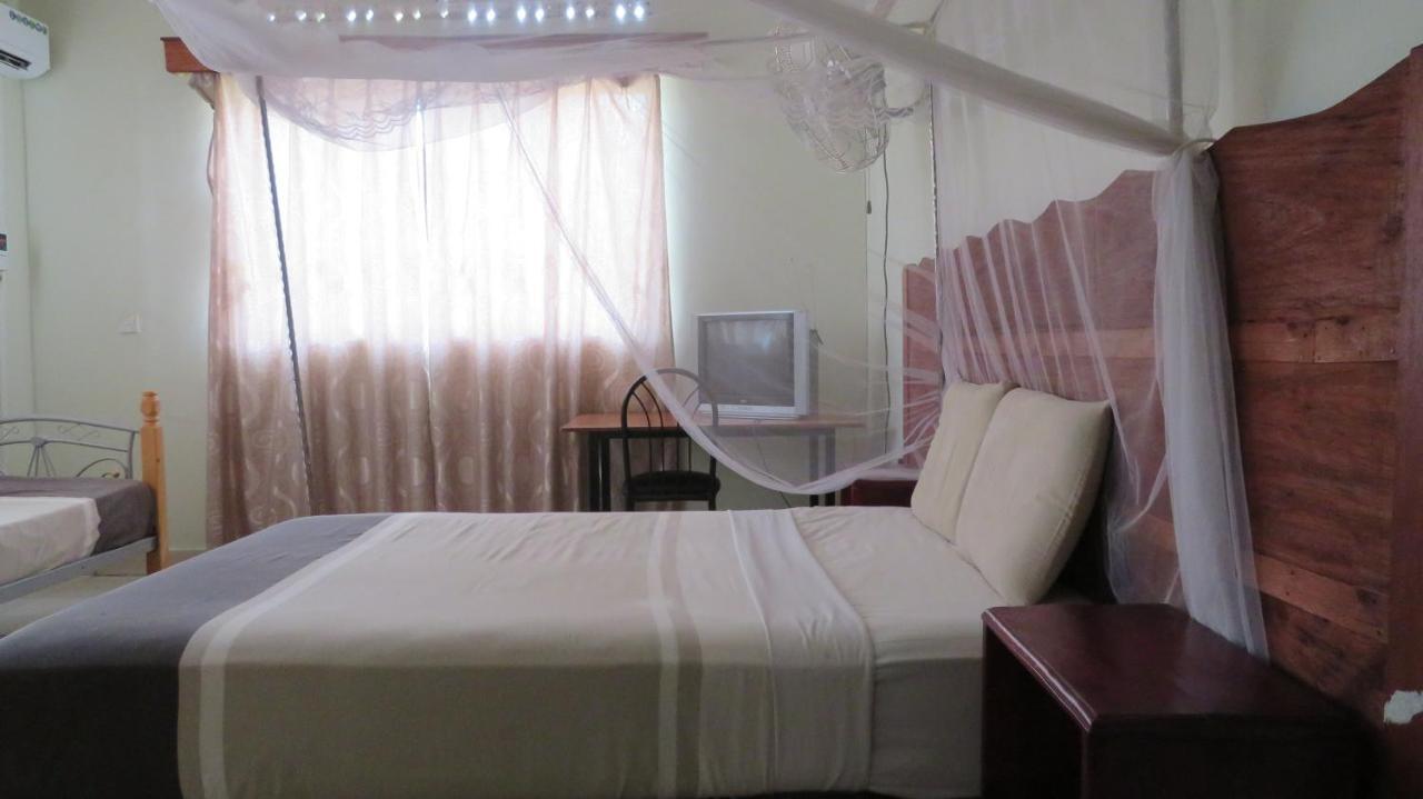 Global Village Hotel Pakwach Extérieur photo