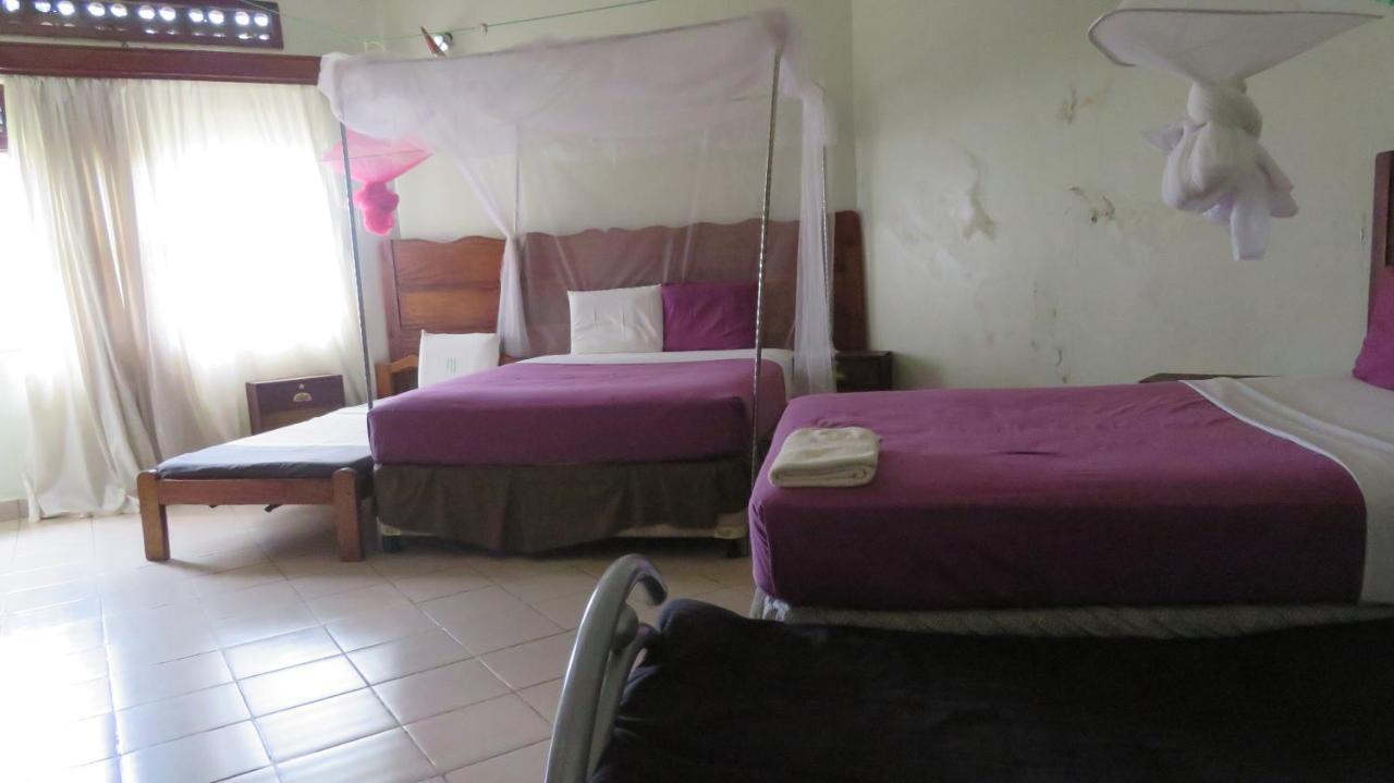 Global Village Hotel Pakwach Extérieur photo