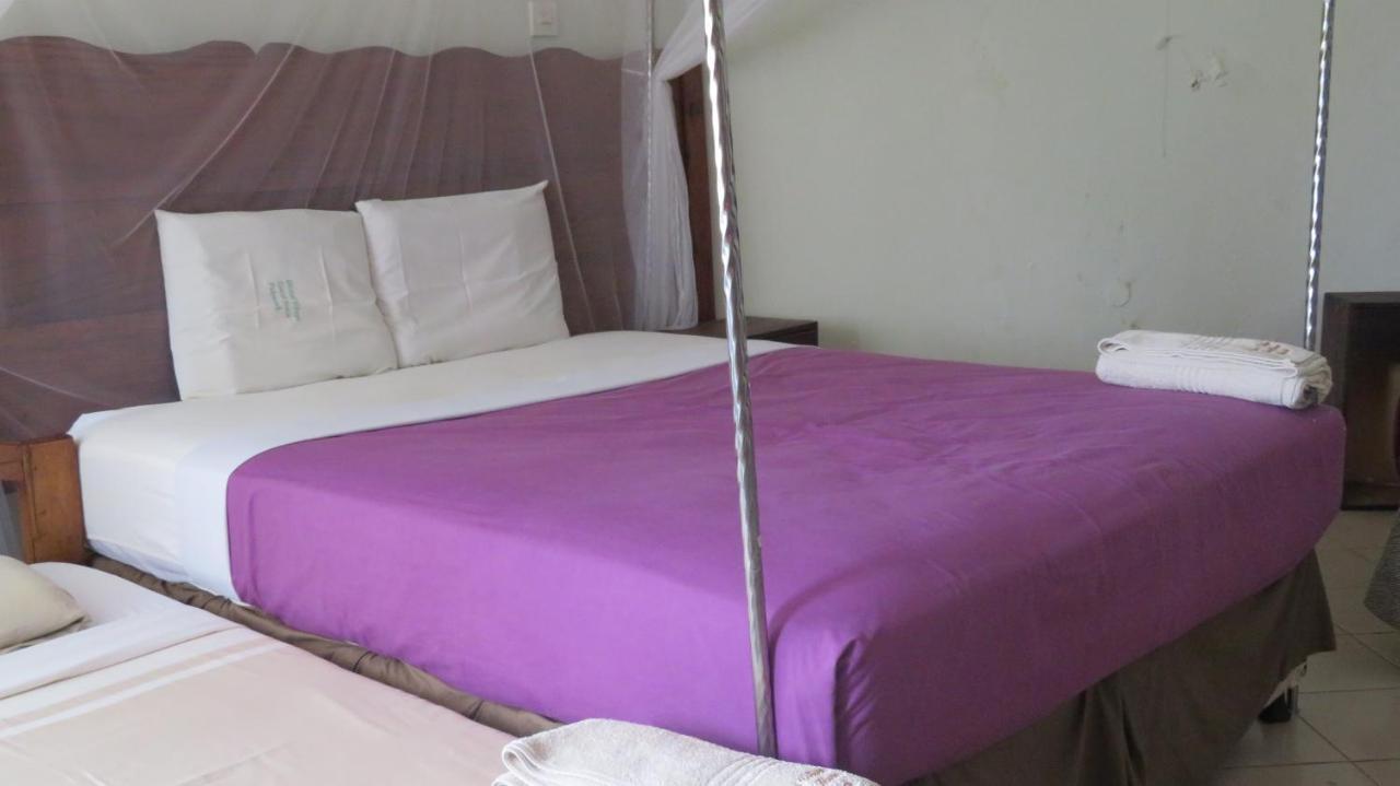 Global Village Hotel Pakwach Extérieur photo